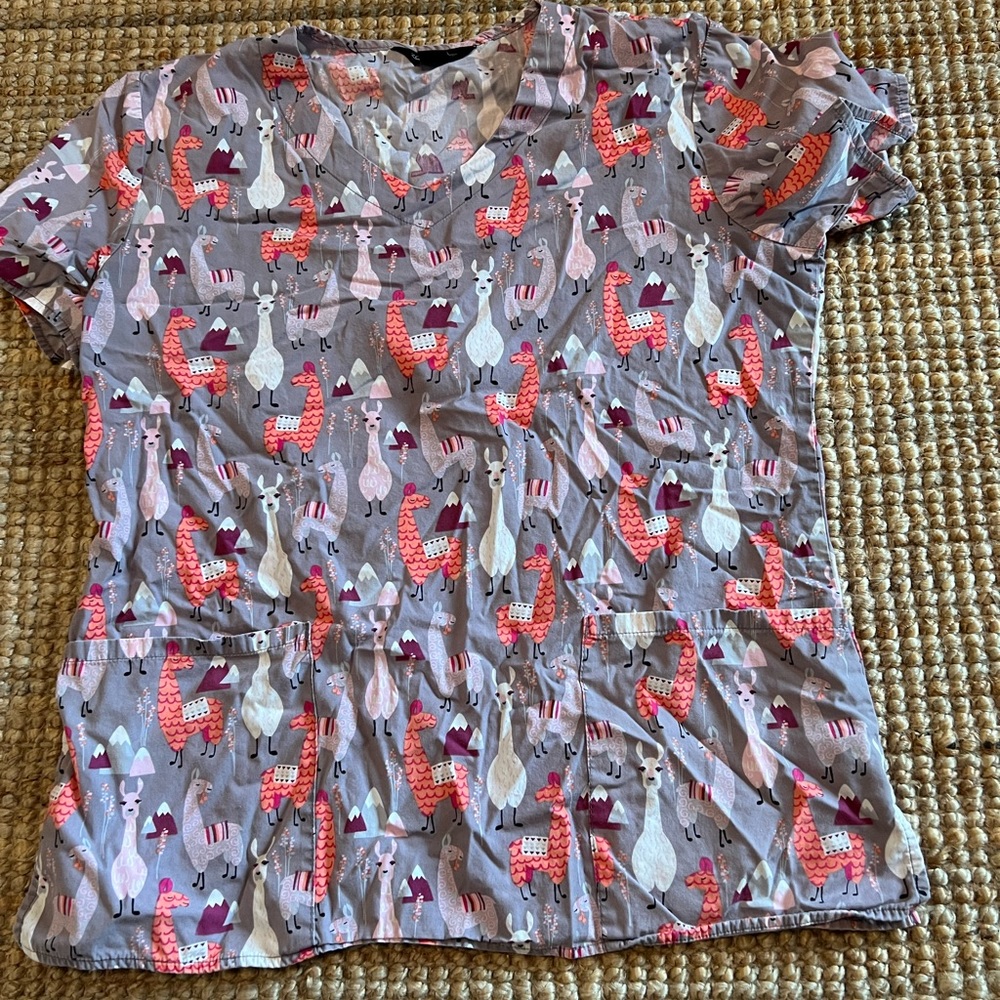 Uniform advantage scrub top